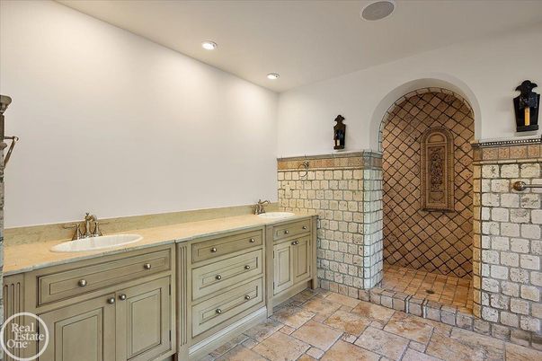 Bathroom, Dual Sink Vanities, Interior, Recessed Lighting