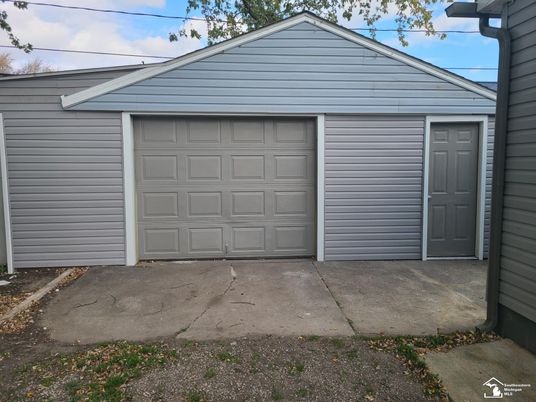 Detached Garage, Exterior