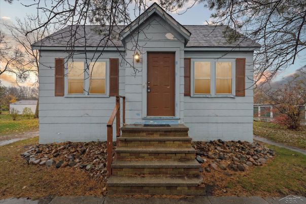 Exterior, Facade, Cape Cod