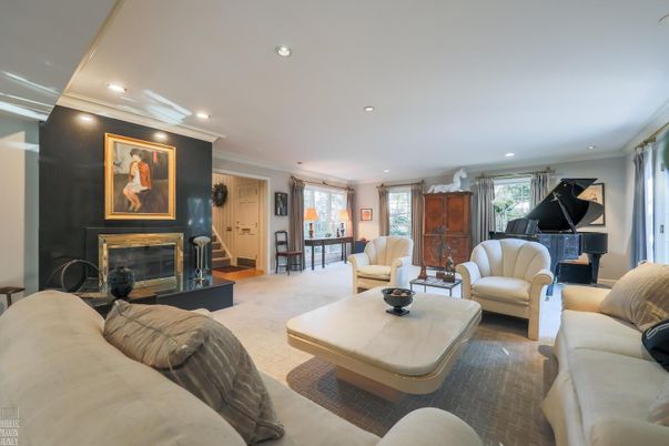 Fireplace, Interior, Living room, Piano, Recessed Lighting