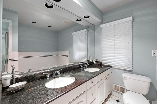 Bathroom, Dual Sink Vanities, Interior, Recessed Lighting
