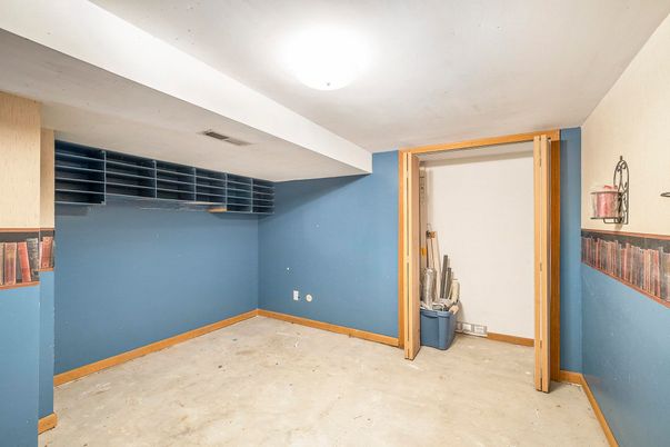 Empty room, Interior