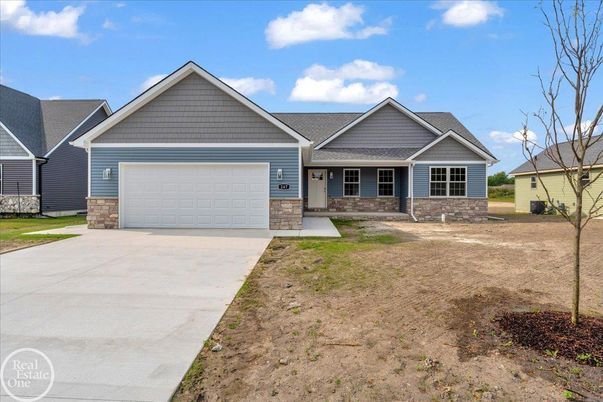 Attached, Exterior, Facade, Ranch