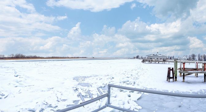 Exterior, Lake