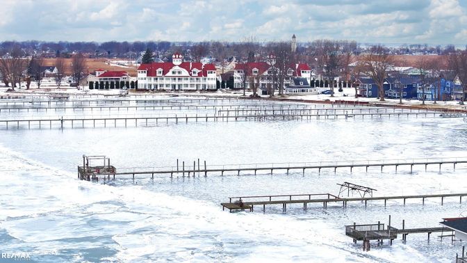 Exterior, Lake