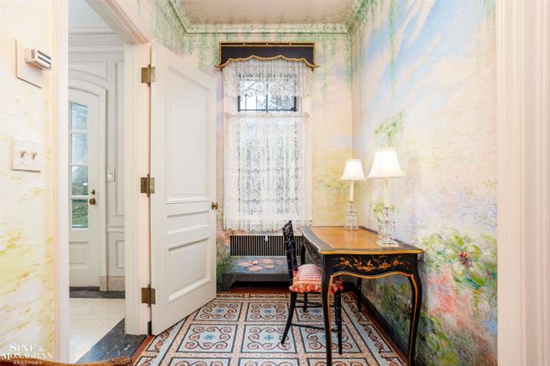 Home Office, Interior