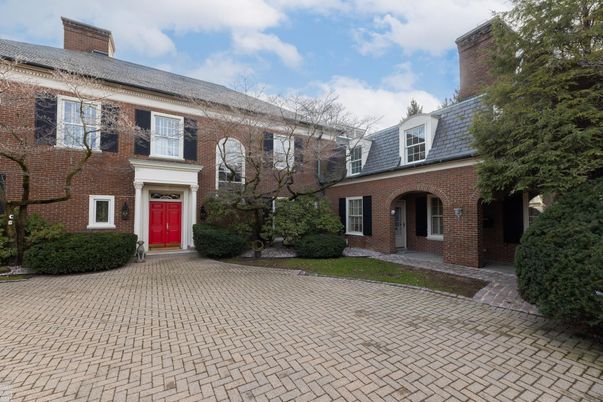 Exterior, Facade, Brick Facade, Georgian