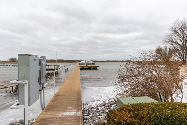 Exterior, Lake
