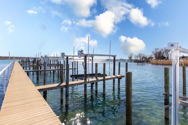 Exterior, Lake