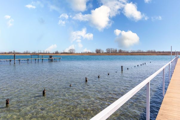 Exterior, Lake