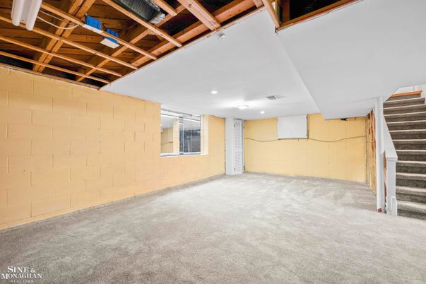 Empty room, Interior, Recessed Lighting, Wooden Beams