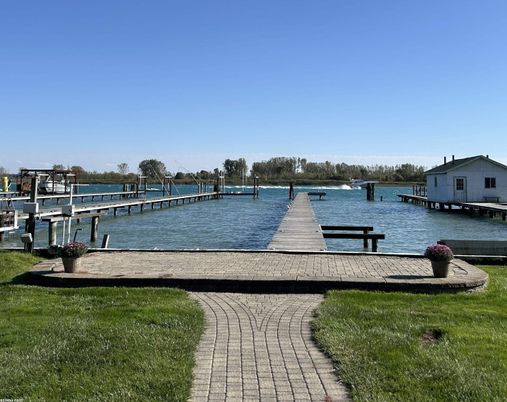 Exterior, Lake