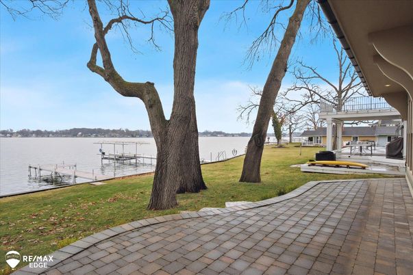 Exterior, Lake