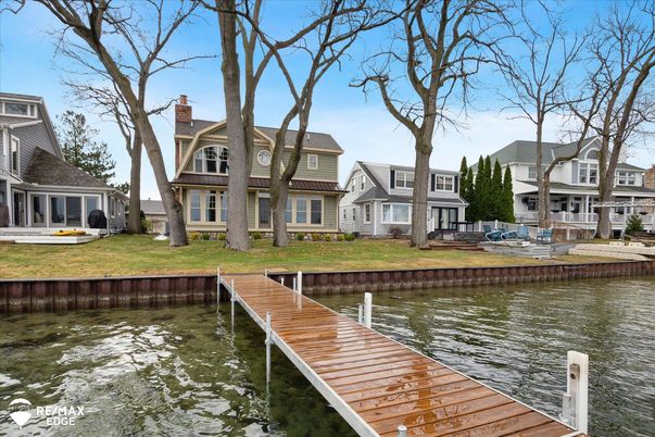 Exterior, Lake