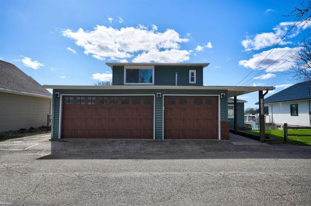 Attached, Exterior, Facade, Split Level