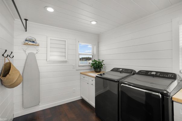 Interior, Recessed Lighting, Washer, Wood Texture Flooring