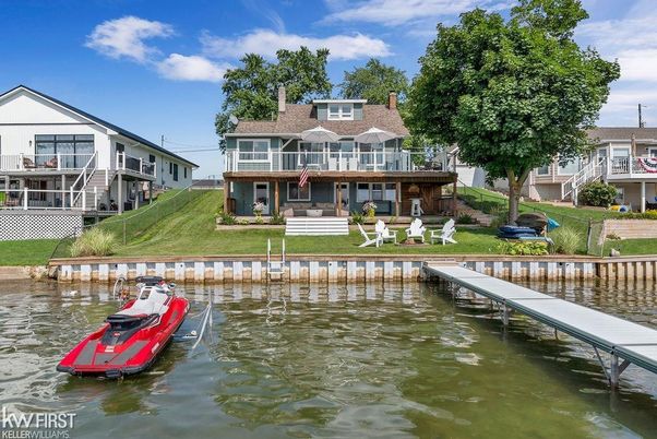Exterior, Lake