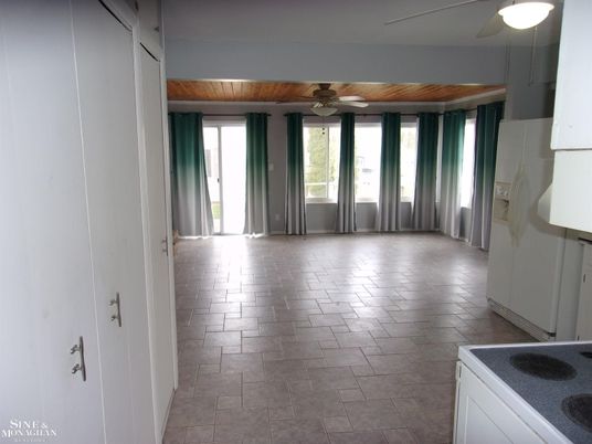 Empty room, Interior, Wooden Ceilings