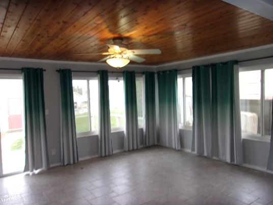 Empty room, Interior, Wooden Ceilings