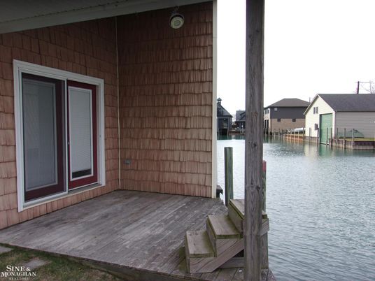 Exterior, Lake