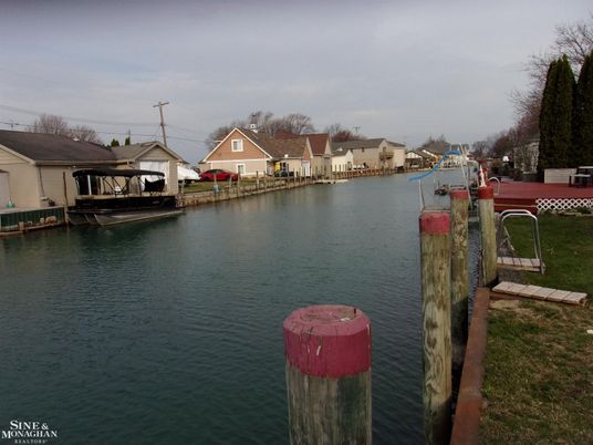 Exterior, Lake