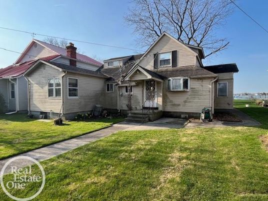 Backyard, Exterior, Facade, Queen Anne Victorian