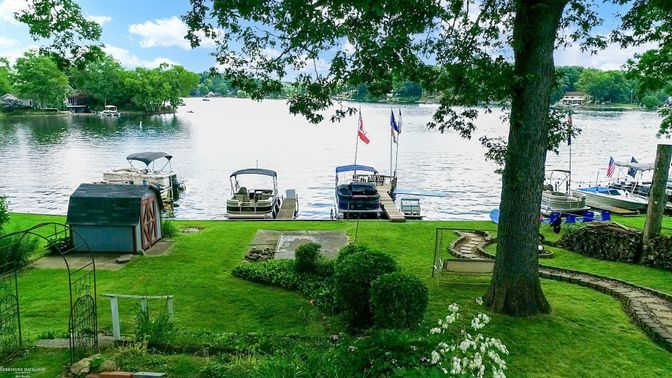 Exterior, Lake