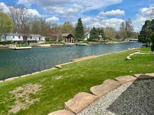 Exterior, Lake