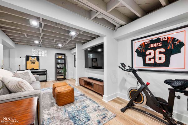 Fitness Equipment, Interior, Living room, Recessed Lighting, Wood Texture Flooring
