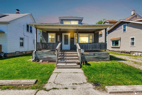 Exterior, Facade, American Foursquare