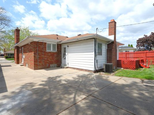 Detached Garage, Exterior