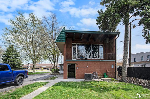 Backyard, Exterior, Facade, Brick Facade, Log Home