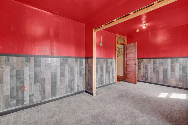 Empty room, Interior