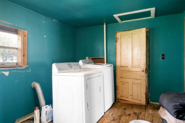 Interior, Washer, Wood Texture Flooring
