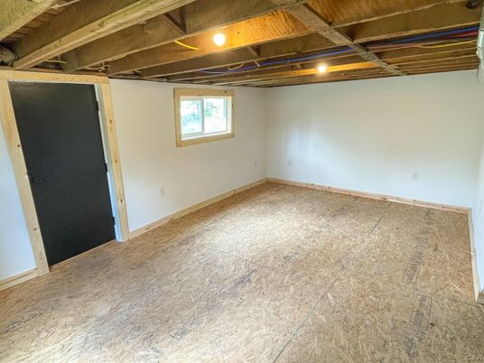 Empty room, Interior, Wooden Beams