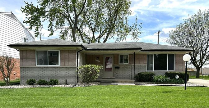 Exterior, Facade, Split Level