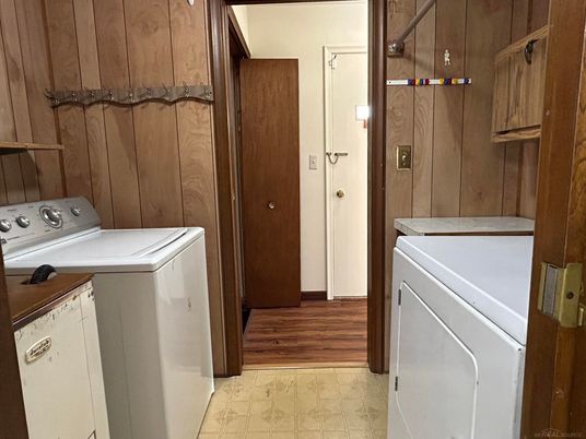 Interior, Washer, Wood Texture Flooring