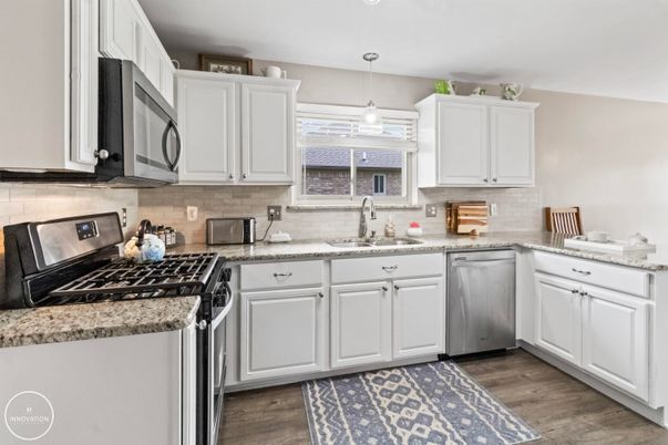 Interior, Kitchen, Pendant Lights, Wood Texture Flooring
