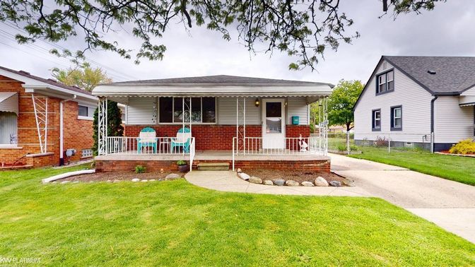 Backyard, Exterior, Facade, Brick Facade, Ranch