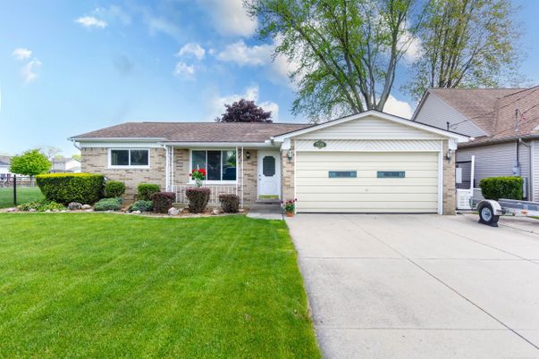 Attached, Exterior, Facade, Ranch