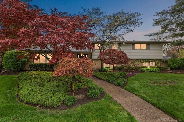 Backyard, Exterior, Facade, Raised Ranch