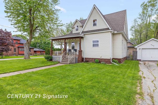 Backyard, Detached Garage, Exterior, Facade, Queen Anne Victorian