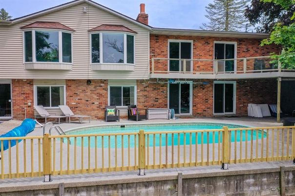 Exterior, Pool