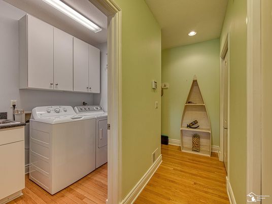 Interior, Recessed Lighting, Washer, Wood Texture Flooring