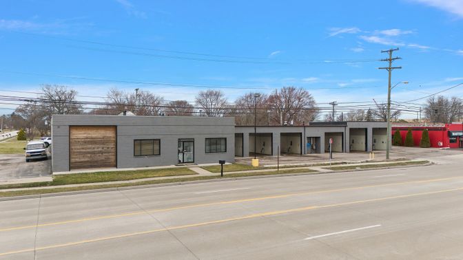 Exterior, Facade, Modern