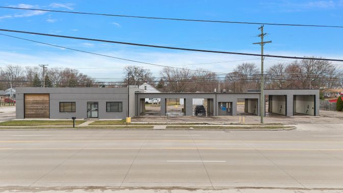 Exterior, Facade, Modern