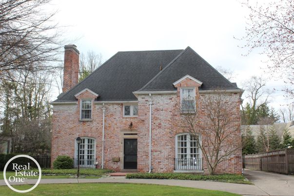 Exterior, Facade, Brick Facade, Brick Traditional