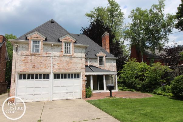 Attached, Exterior, Facade, Brick Traditional