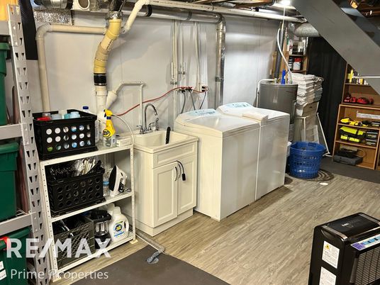 Interior, Washer, Wood Texture Flooring