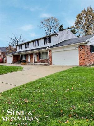 Attached, Exterior, Facade, Brick Facade, Split Level
